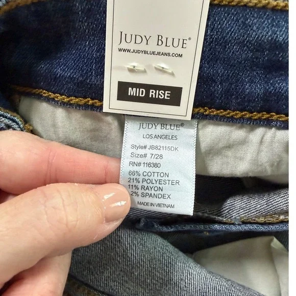 Judy Blue Mid Rise Distressed Cropped Skinny Jeans Size 28 NWT - Picture 4 of 7